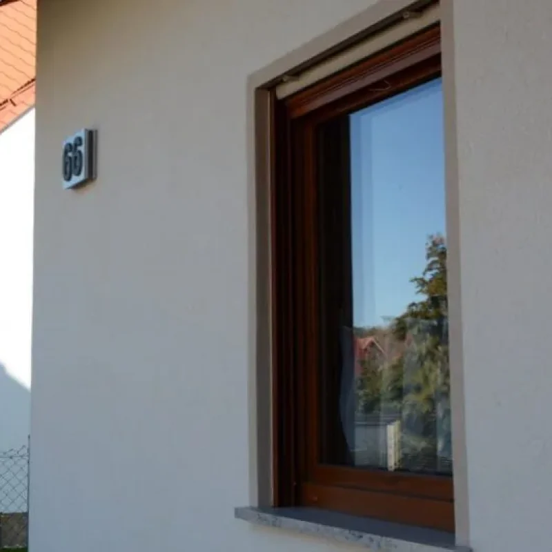 Fenster mit modernem Holzrahmen von NORTA. Ästhetisches Design sorgt für hohe Energieeffizienz und eine attraktive Hausansicht.