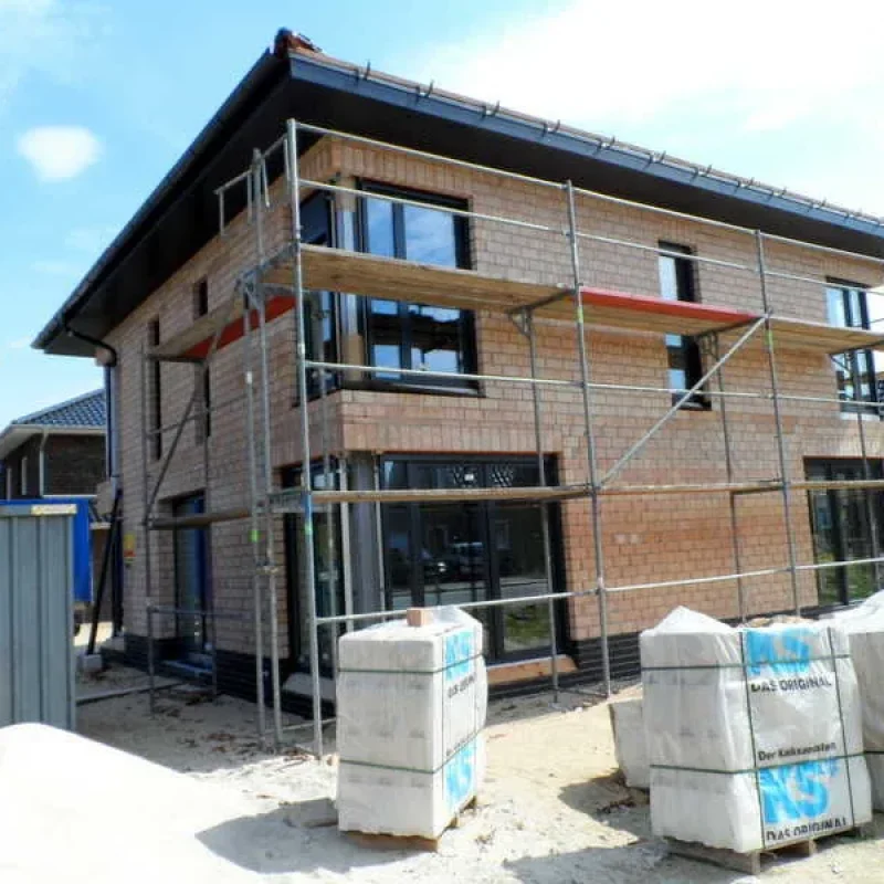 Fenstermontage in Anthrazit von NORTA. Hochwertige Fensterlösung für effektive Wärmedämmung und modernes Design.