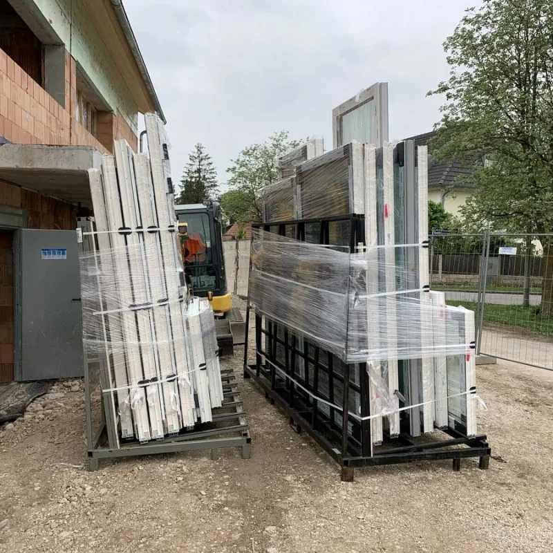 Fenster auf einer Baustelle in München, bereit zur Montage. Hochwertige NORTA Fenster für optimale Wärme- und Schallisolierung.