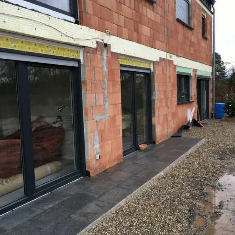Moderne Fenster in Anthrazit von NORTA während der Montage. Hochwertige Lösung für Energieeffizienz und Ästhetik im Hausbau.