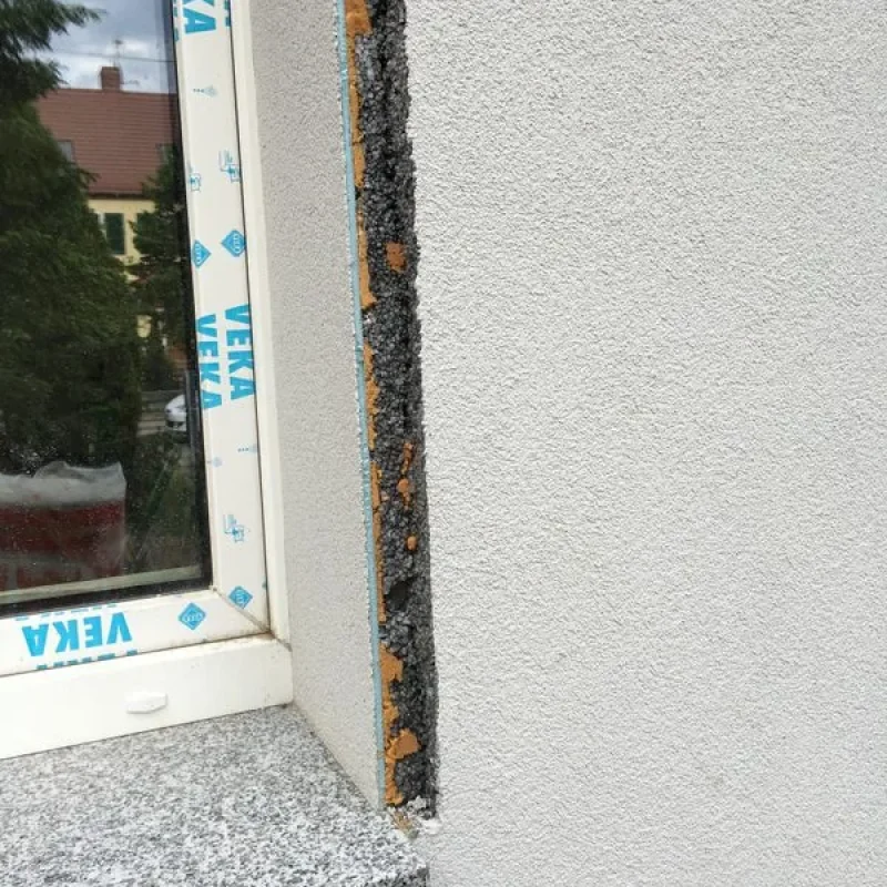 Detailansicht eines installierten Fensters mit Veka-Rahmen und Außendämmung. Hochwertige Lösung von NORTA für optimale Dämmung.