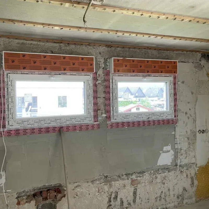 Fenster während der Montage in Gernsbach von NORTA. Qualitative Installation für optimale Wärme- und Schalldämmung.