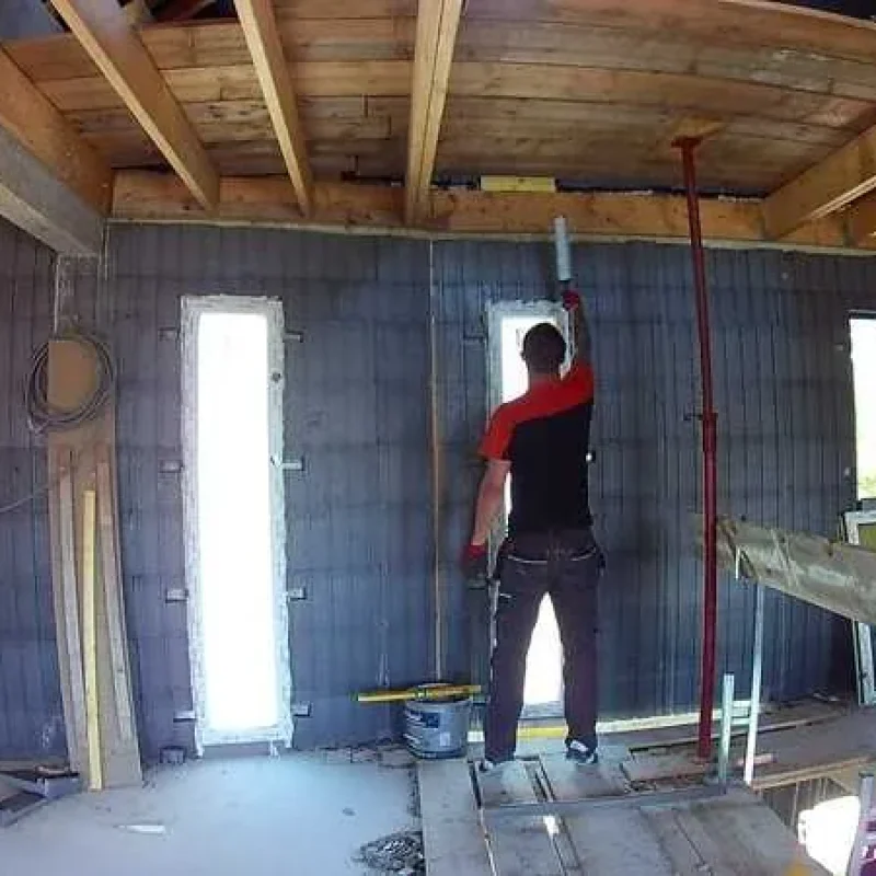 Fenstermontage in Holzkonstruktion von NORTA. Effiziente Installation für optimale Dämmung und Stabilität im Innenbereich.