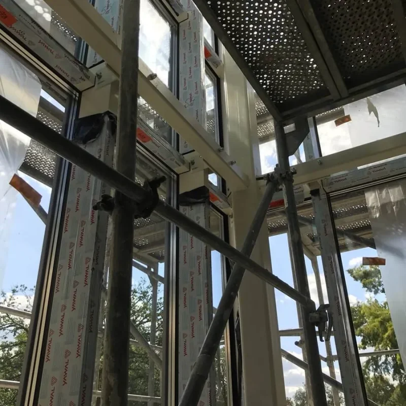 Fensterprofil in der Montagephase von NORTA. Hochwertige Lösung für optimale Energieeffizienz und Dämmung.