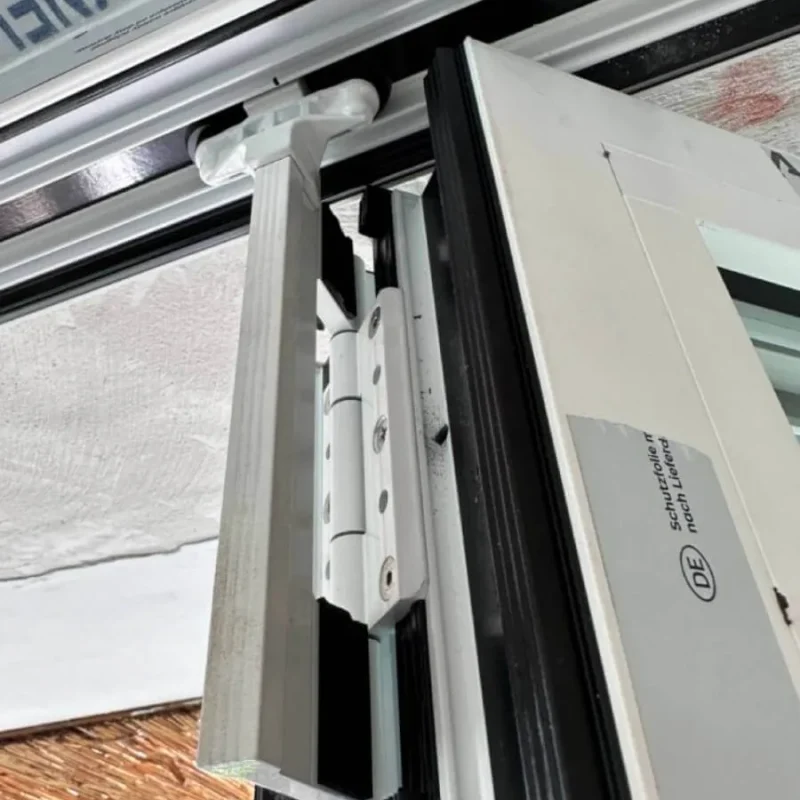 Montagedetail eines weißen Fensters von NORTA. Hochwertige Verarbeitung zur Sicherstellung optimaler Funktionalität.