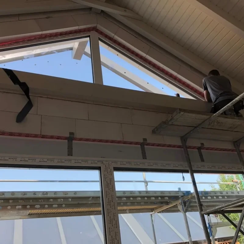 Montage eines großen Giebelfensters von NORTA. Fachgerechte Installation für optimale Lichtdurchflutung im Dachgeschoss.