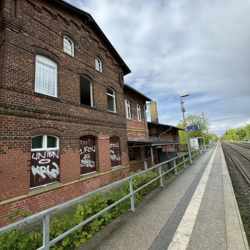 Historisches Backsteingebäude mit montierten Holzfenstern in Havelsee, NORTA Qualität für altes Haus.
