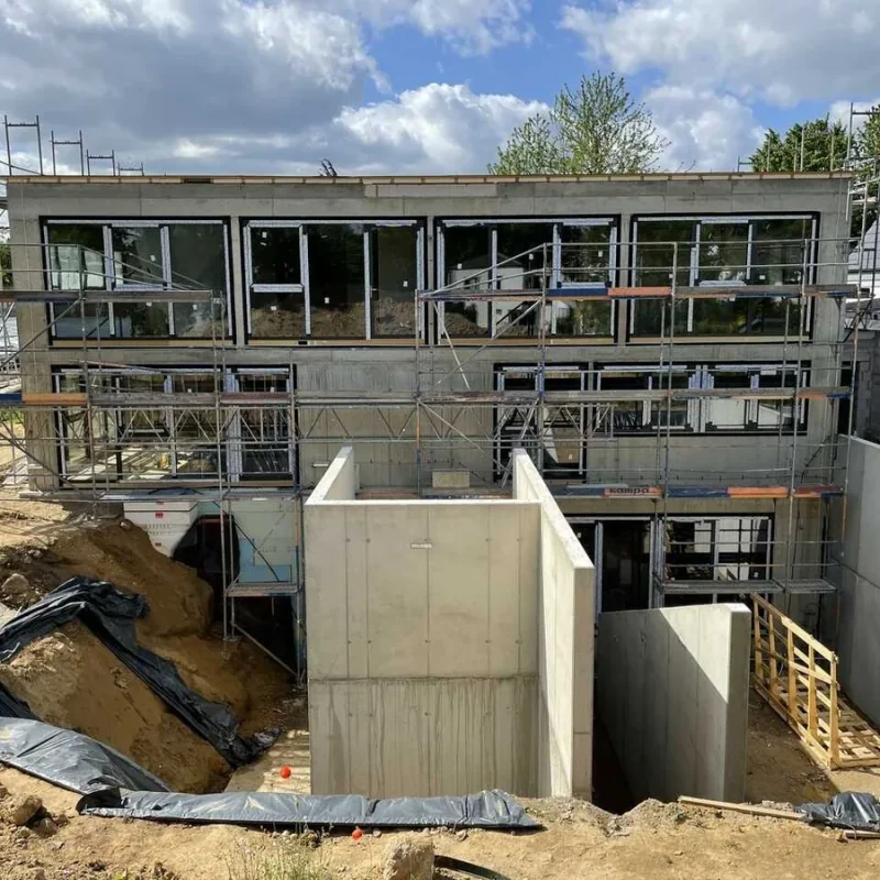 Fensterinstallation bei Neubau in Köln. Modernes Design von NORTA vereint Energieeffizienz und Ästhetik.