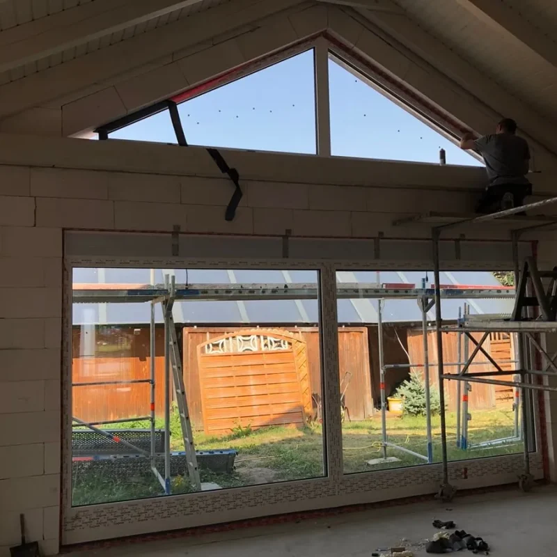 Großes Eckfenster bei der Montage in Torgau. Hochwertige Fensterlösung von NORTA für lichtdurchflutete Räume.