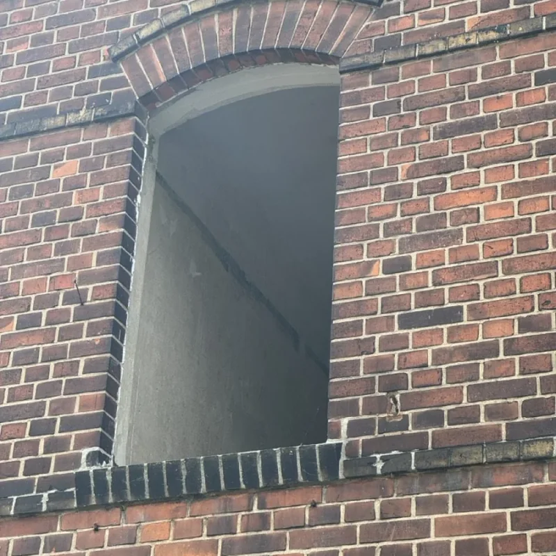 Fensterausschnitt in Ziegelsteinwand für Montage eines Holzfensters. Bietet stabile Grundlage, hochwertige Lösung von NORTA.