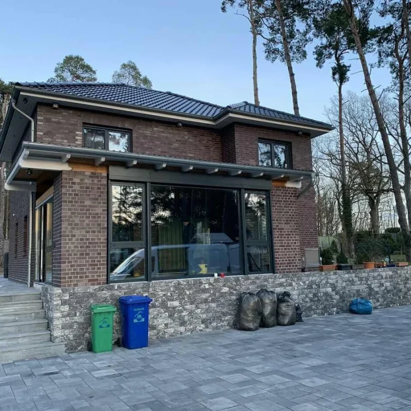 Modernes Haus mit großflächigen Fenstern und Raffstores von NORTA. Stilvolle Architektur und effektiver Sonnenschutz.