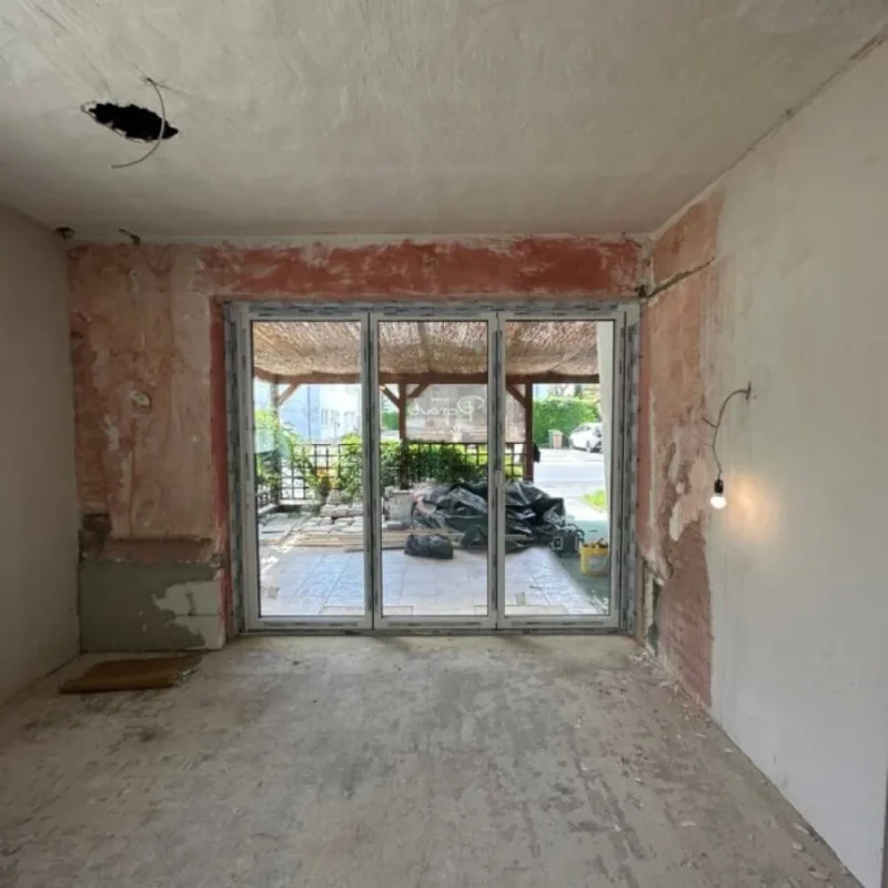 Fenster in einem renovierungsbedürftigen Raum von NORTA. Hochwertige Lösung für Licht und Zugang.