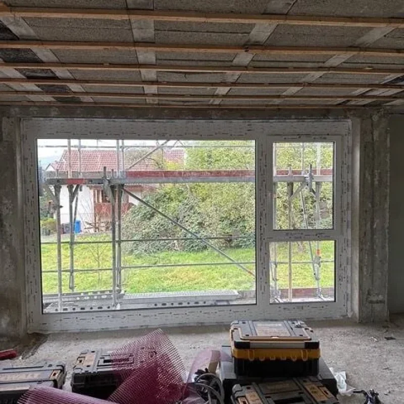 Großes weißes Fenster bei Sanierung in Balingen. NORTA bietet moderne Fensterlösungen für optimale Lichtverhältnisse.