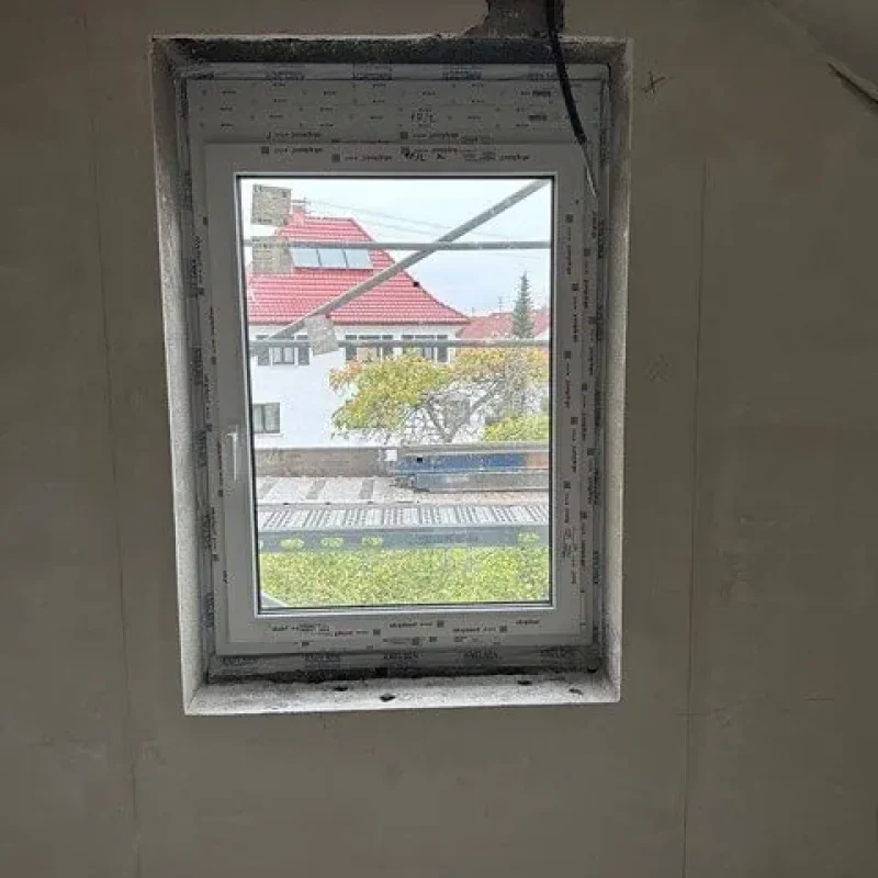 Sanierungsfenster in Weiß von NORTA. Moderne Lösung für effiziente Wärmedämmung und Energieersparnis in Gebäuden.