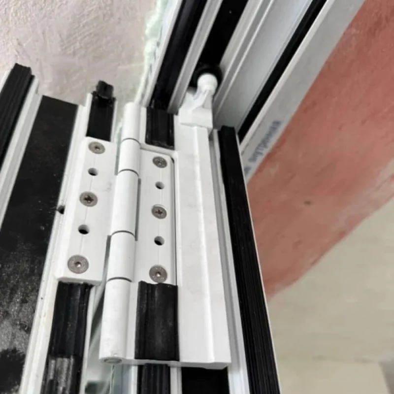 Hochwertiges Aluminiumscharnier für Fenster von NORTA. Sorgt für langlebige Stabilität und einfache Handhabung.