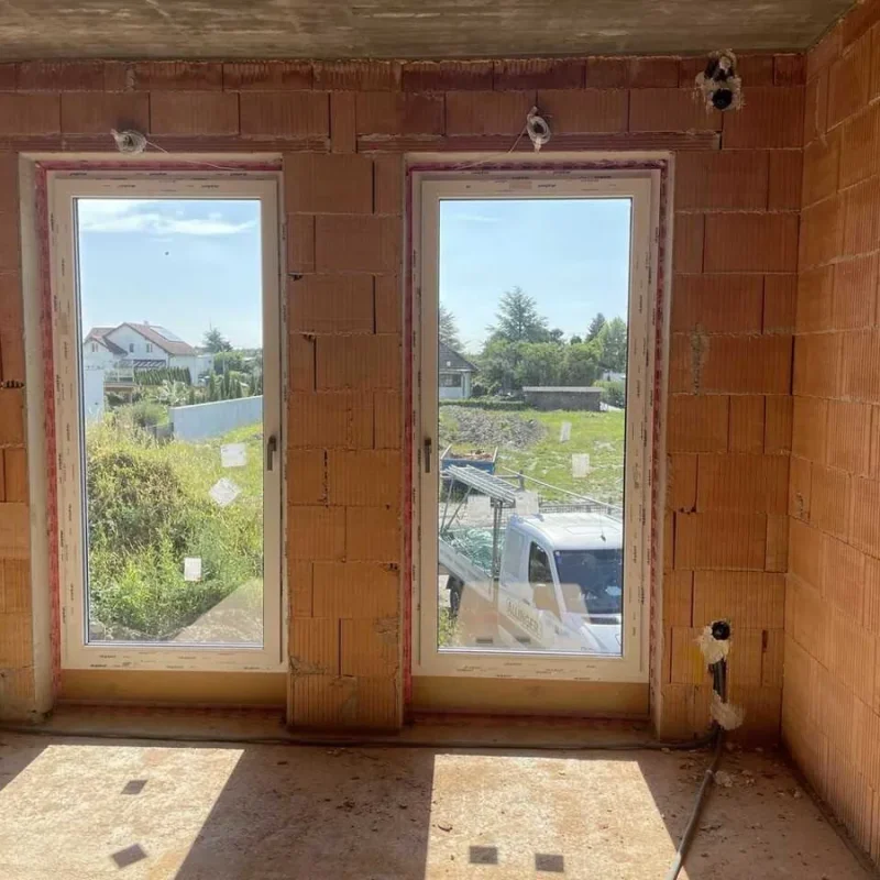 Energiesparende Fenster mit thermischer Dämmung im Neubau von NORTA. Optimale Lichtverhältnisse und Energieeffizienz.