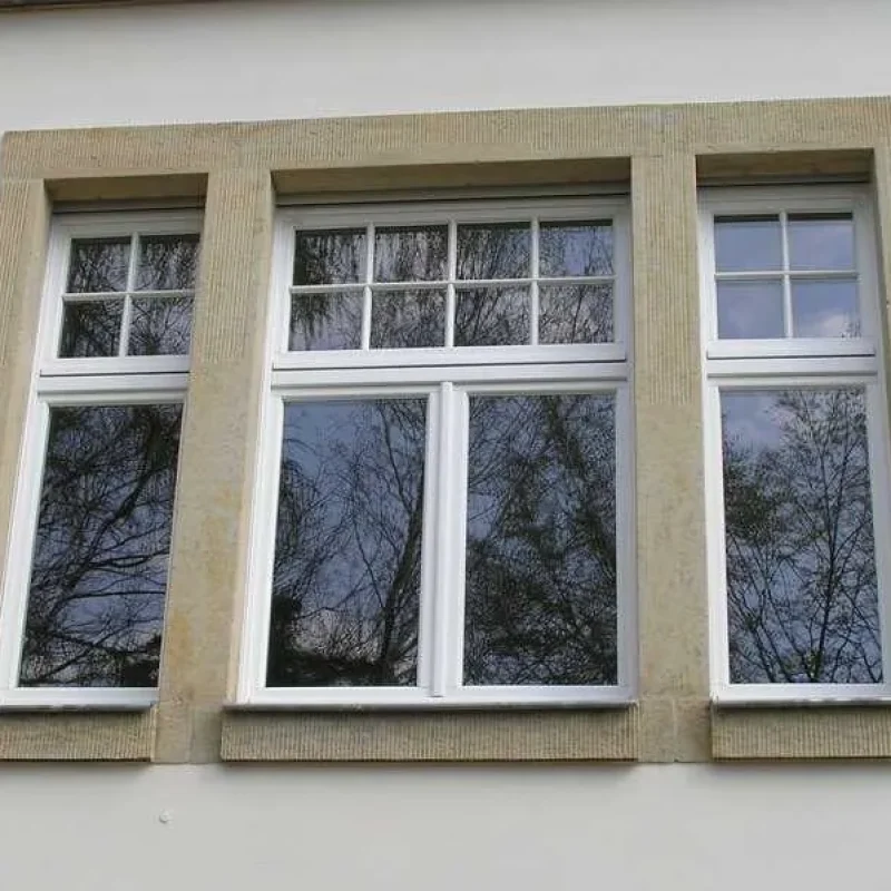 Weiße Fenster in Sandsteinrahmen von NORTA in Dresden. Moderne Optik für traditionelle Gebäude mit optimaler Isolation.