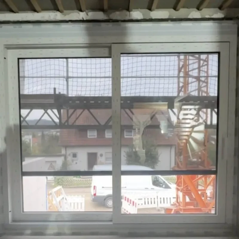 Fensteransicht im Innenbereich während Bauabschnitt. Ideal für helle Räume mit effizienter Isolierung von NORTA.