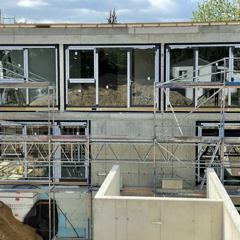 Fensterinstallation bei Kindergartenbau von NORTA. Hochwertige Fensterlösungen für optimale Lichtverhältnisse.