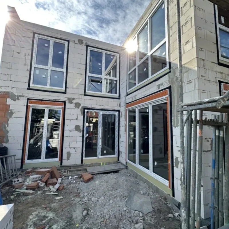 Moderne Fensterinstallation bei Neubauprojekt in Dresden. Hochwertige Lösung für effiziente Wärmedämmung von NORTA.