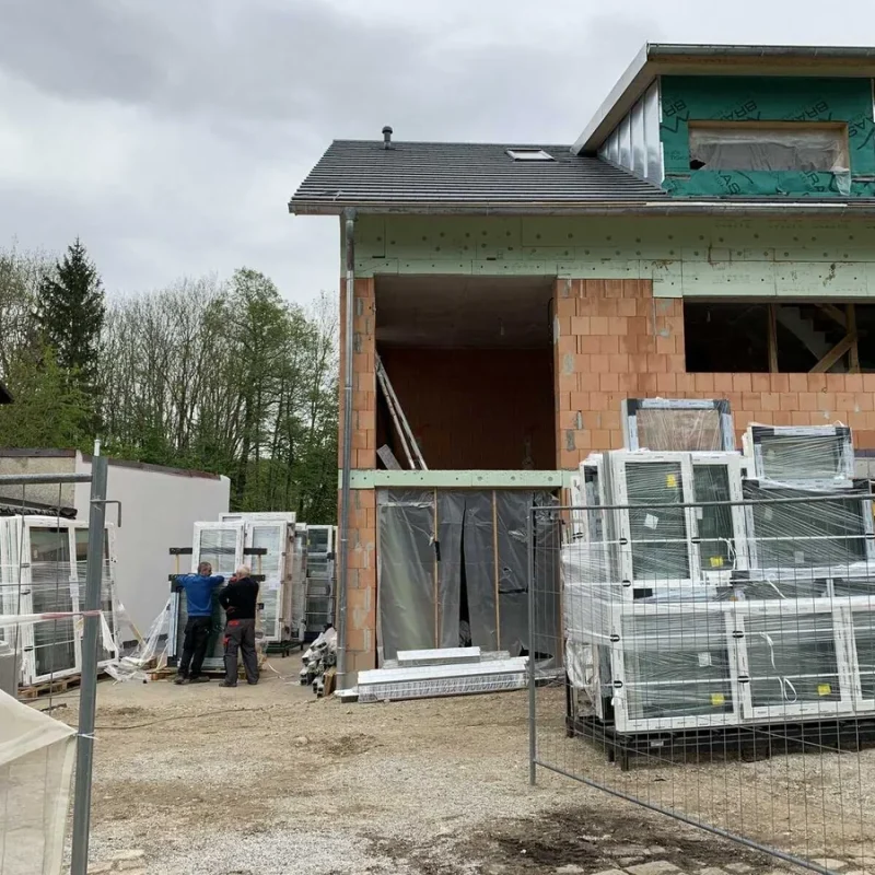 Fensterinstallation bei einem Neubauprojekt in München. NORTA bietet maßgeschneiderte Fensterlösungen und professionelle Montage.