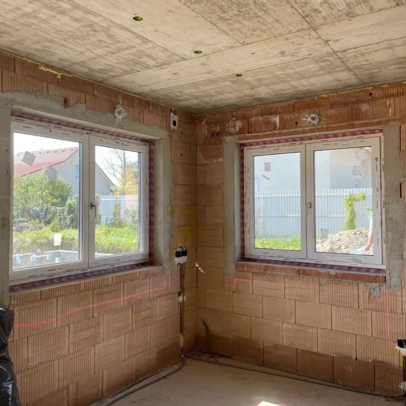 Rohbau Innenansicht mit eingebauten Fenstern von NORTA. Effiziente Fensterlösung für optimalen Lichteinfall.