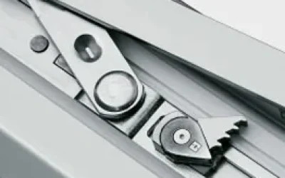 Metallischer Fensterbeschlag in Silber von NORTA. Exzellente Konstruktion für sicheren Halt und präzise Funktion.