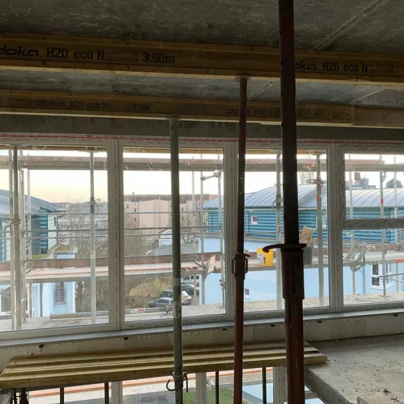 Fensterbreite Festverglasung mit Flügel oben rechts von NORTA. Ideal für lichtdurchflutete Räume und modernes Design.