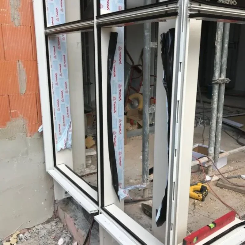 Fensterfassade im Aufbau von NORTA. Hochwertige Aluminiumrahmen bieten effiziente Dämmung und modernes Design.