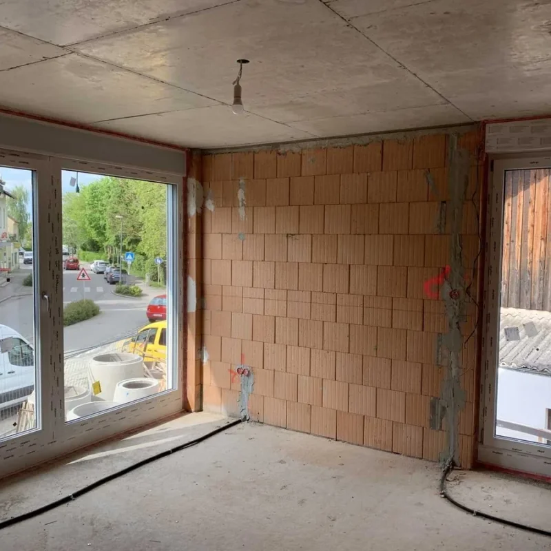 Neue Fensterinstallation in Muenchen. Hochwertige Fensterrahmen von NORTA für optimale Dämmung und Ausblick.