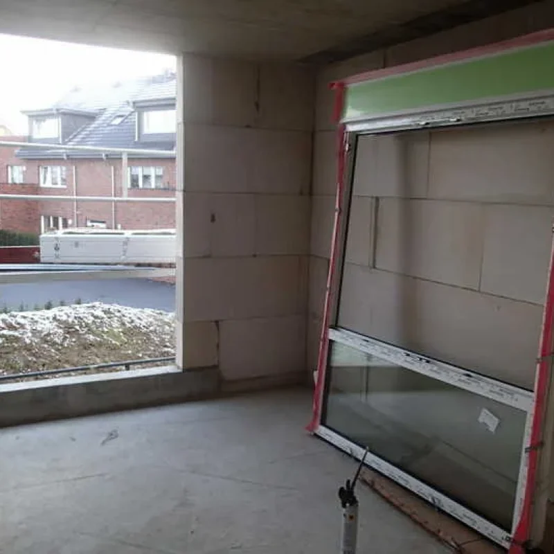 Schüco Fenster mit eingebautem Raffstore im Rohbau eines Einfamilienhauses in Erkelenz. Effiziente Lösungen von NORTA.