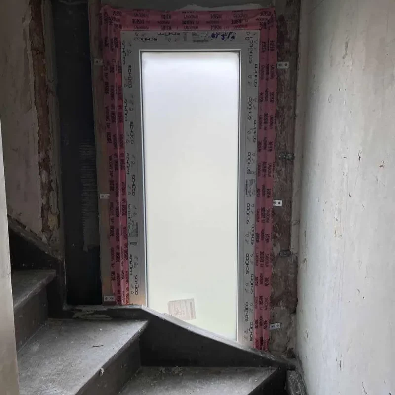 Fensterinstallation im Treppenhaus mit Sichtschutzglas von NORTA. Optimale Lichtdurchlässigkeit bei erhöhter Privatsphäre.