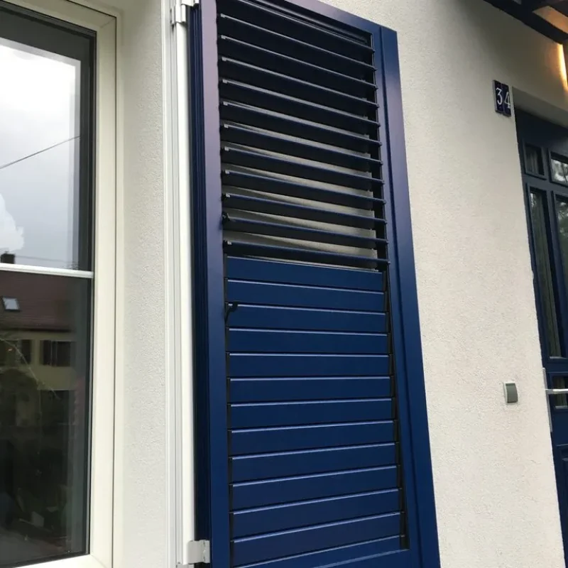 Blauer Aluminium-Fensterladen von NORTA. Moderne Optik, langlebig und witterungsbeständig für stilvolle Fensterdesigns.