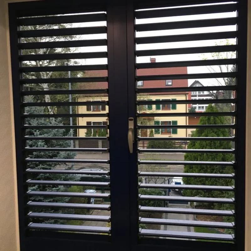 Moderner Fensterladen aus Aluminium mit Lamellen von NORTA. Bietet Stabilität und elegante Optik für Innenräume.