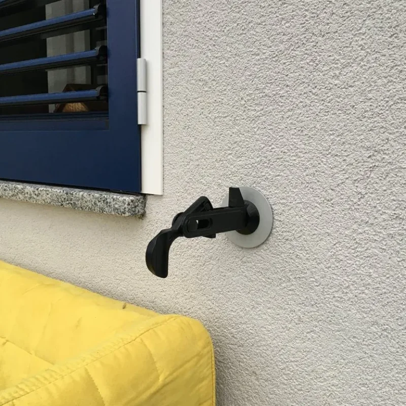 Blauer Aluminiumfensterladen von NORTA auf weißer Fassade. Hochwertige Langlebigkeit und moderner Look für Ihr Zuhause.