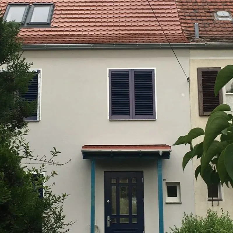 Aluminium-Fensterladen an einem Haus. Langlebige und stilvolle Lösung von NORTA für den modernen Schutz und Gestaltung.