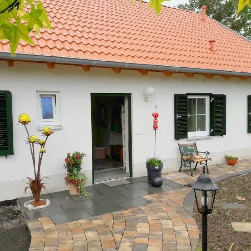 Haus in Westhofen mit grünen Fensterläden von NORTA. Charmantes Design und rustikale Ästhetik für ein einladendes Zuhause.