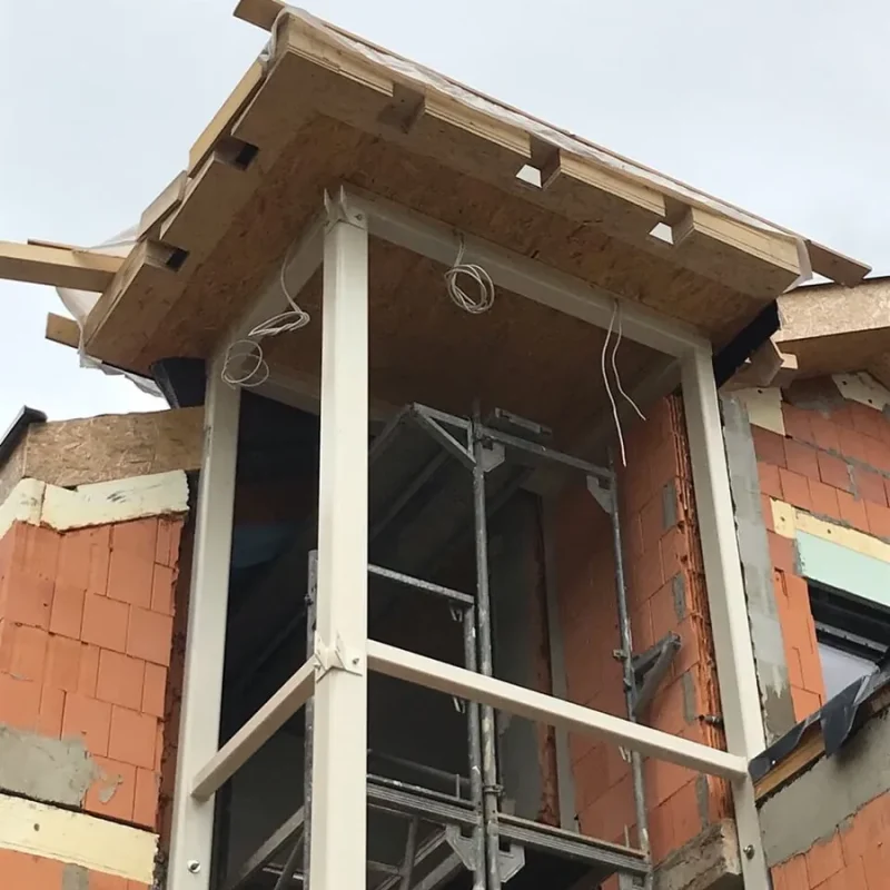 Detail der Fenstermontage bei einem Neubau von NORTA. Robuste Konstruktion für optimale Stabilität und Isolierung.