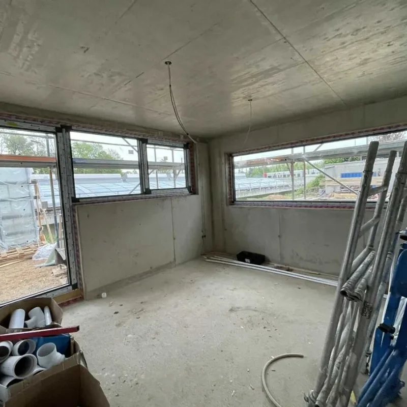 Fenstermontage im Innenraum einer Baustelle von NORTA. Solide Fensterlösung für optimale Isolierung und Lichtdurchflutung.