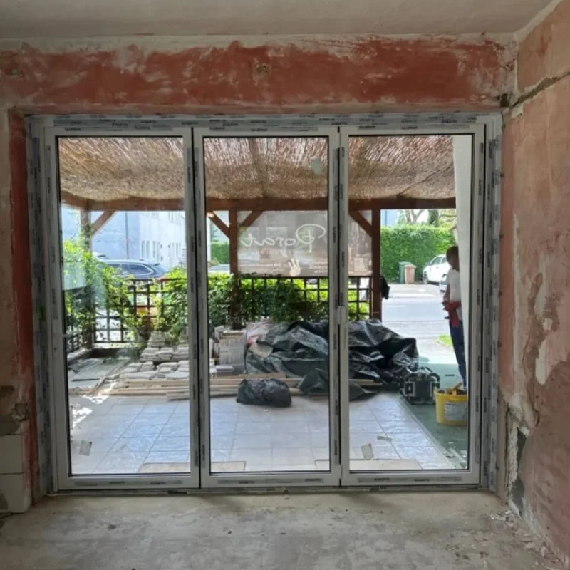 Große Glasfront in Vorbereitung für die Fenstermontage von NORTA. Optimale Tageslichtnutzung für Innenräume.