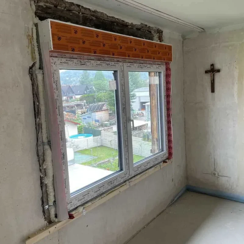 Fenstermontage bei Renovierung in Gernsbach. Hochwertige Fensterlösung von NORTA für verbesserten Wohnkomfort und Energieeffizienz.