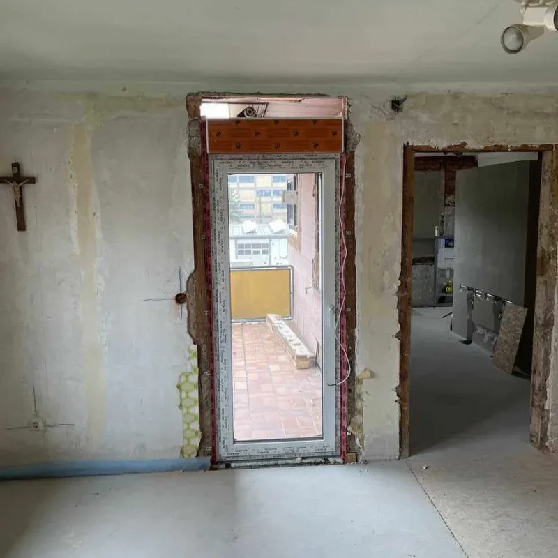 Fenstermontage während der Sanierung in Gernsbach. Hochwertige Installation von NORTA für verbesserte Isolation und Energieeffizienz.