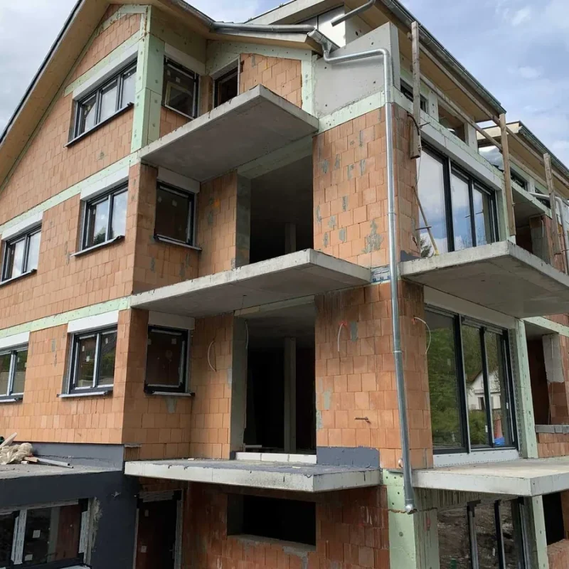 Fenstermontage an einem Wohnhaus in Backsteinrohbau von NORTA. Maßgeschneiderte Lösungen für Neubauten und energetische Modernisierung.