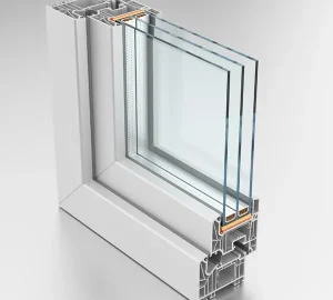 Weißes Fensterprofil mit dreifach Verglasung von NORTA. Optimale Isolierung für energieeffizientes Wohnen.