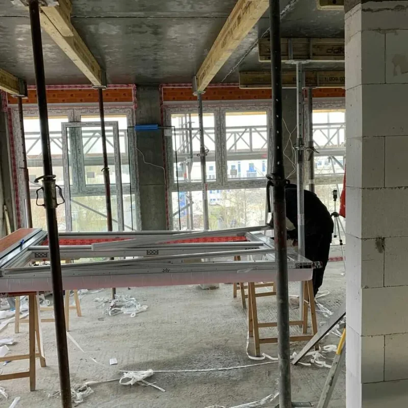 Fensterrahmen auf Böcken im Bauwerk von NORTA. Hochwertige Fensterlösung für effiziente Montage.