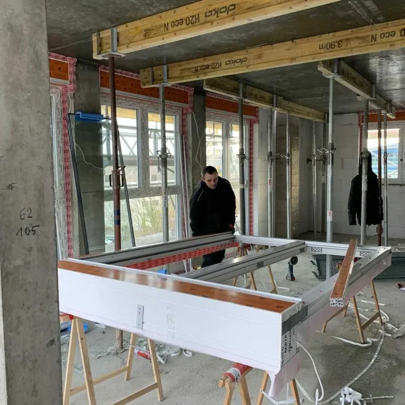 Fensterrahmen für Neubauprojekt wird auf Böcken im Rohbau montiert. Moderner Rahmen von NORTA, geeignet für industrielle Bauten.