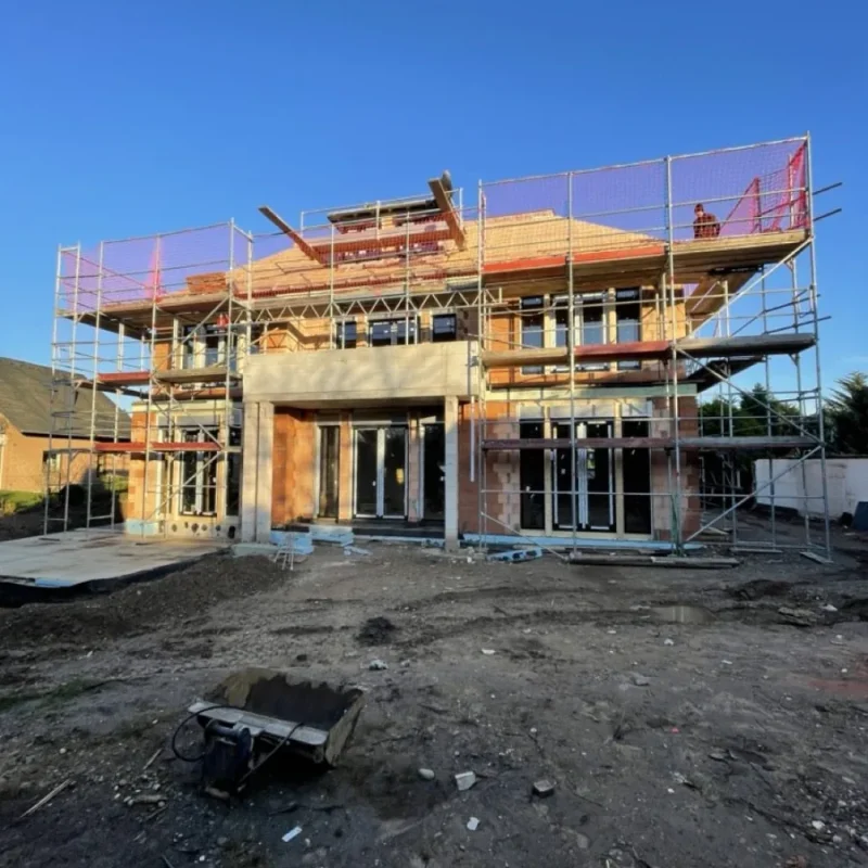 Großes Bauprojekt mit Aluprofil-Fenstern und Gerüst. NORTA sorgt für moderne und hochwertige Fassadenelemente.