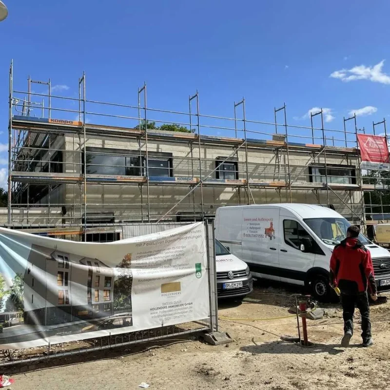 Gebäude im Bau mit Gerüst und Fenstern in Köln. Ideal für moderne Kindergartenprojekte von NORTA mit hochwertiger Verglasung.