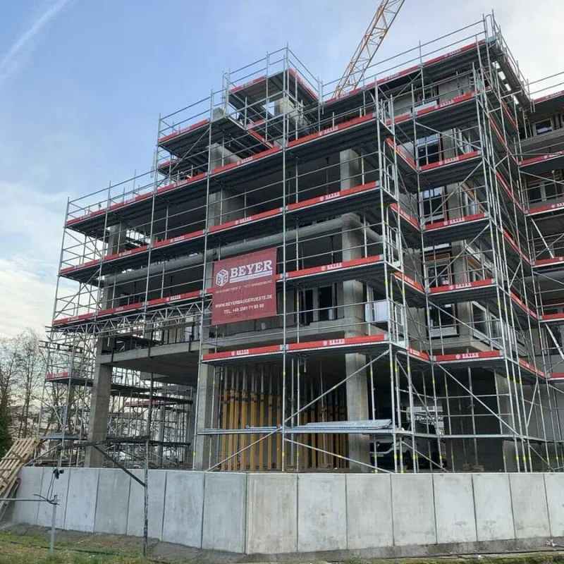 Großes Gebäude im Bau mit Gerüsten von NORTA. Moderne Bauweise für zukunftsorientierte Architektur.