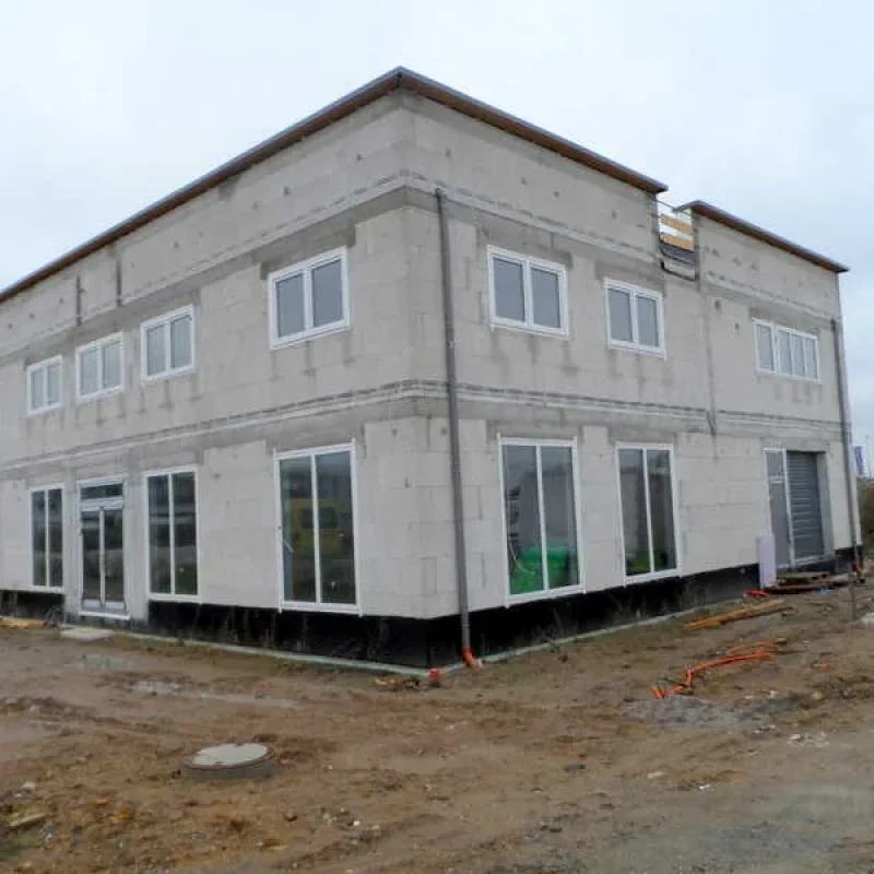 Gewerbegebäude im Bau mit NORTA Alufenstern. Moderne Bauweise und hochwertige Fensterlösung für optimale Isolierung.
